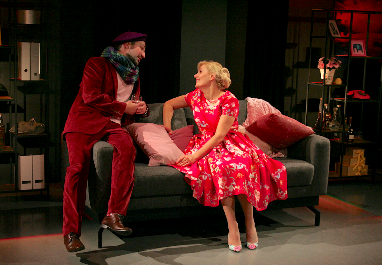 Skats no Ogres teātra izrādes: Pjērs Barijē, Žans Pjērs Gredī "Rītdiena ir tālu" ("Četrdesmit karāti") (rež. Jānis Kaijaks) // Publicitātes foto